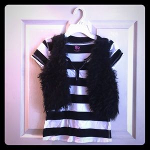 Black/white v neck w/black fuzzy vest